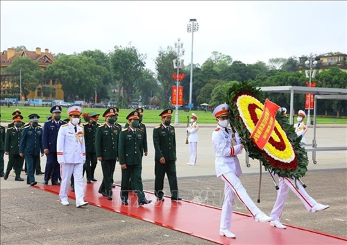 Party and State leaders commemorate President Ho Chi Minh on anniversary of southern liberation